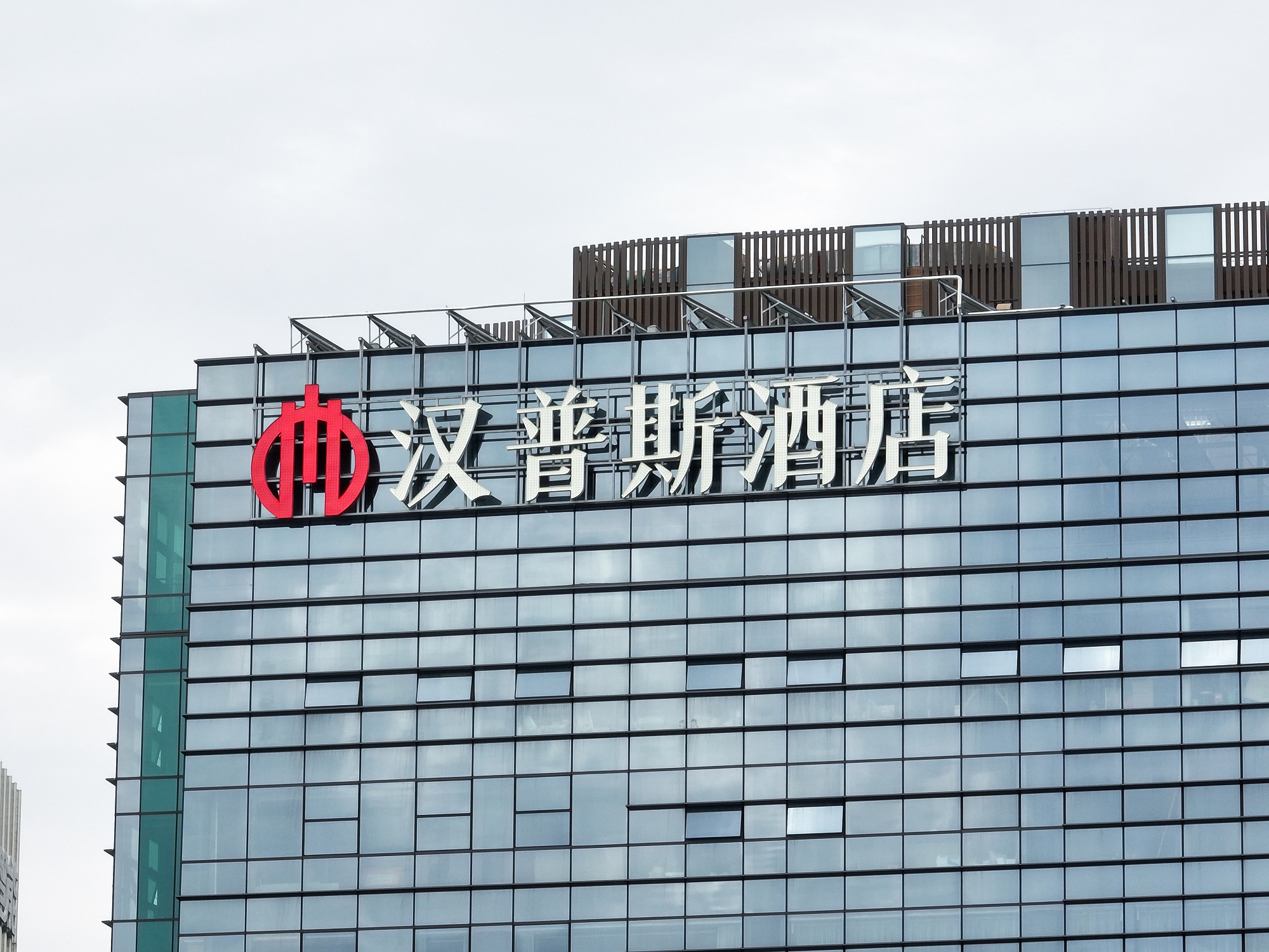 為什么越來越多的企業(yè)選擇樓體發(fā)光字呢？