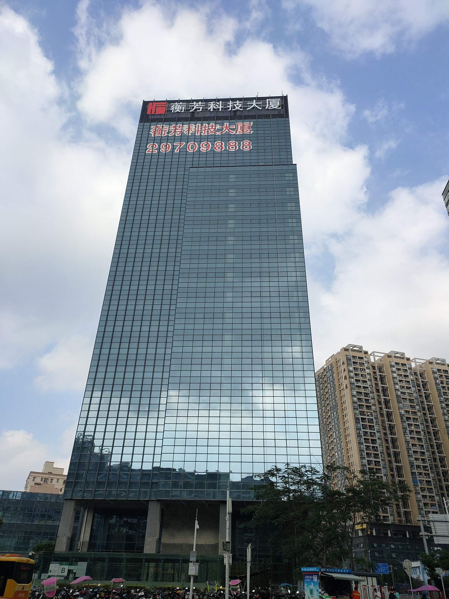 獨(dú)具特色——樓體發(fā)光字讓建筑更具個(gè)性化魅力